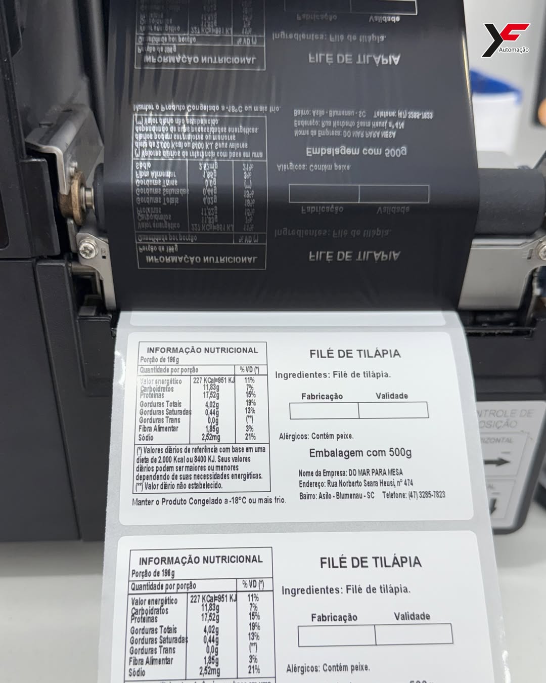 Etiquetas adesivas para alimentos impressas em sequência sobre o papel de suporte